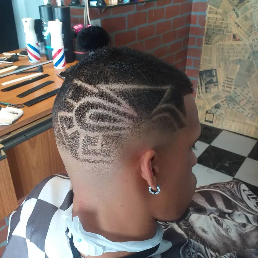 Corte com desenho geométrico na lateral, feito na máquina