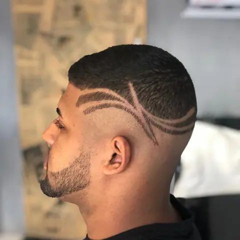 Degradê com barba e risco em ondas na lateral